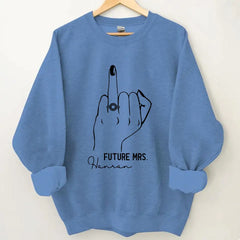 Zukünftiger Mrs. Sweathirt mit Ringfinger – Personalisiertes Verlobungsgeschenk – Future MrsName Sweathirt – Ringhandpullover