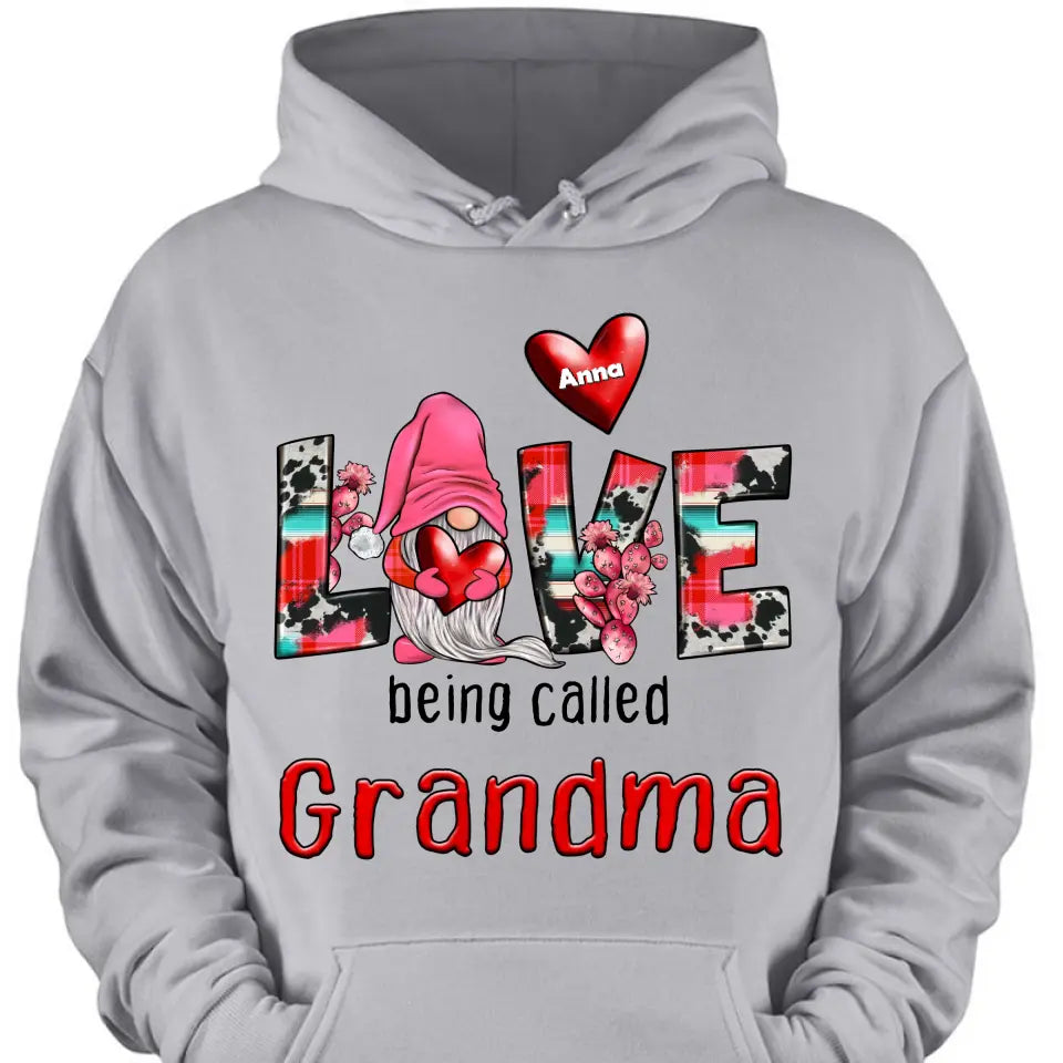 Personalisierter Wichtel mit Kleidung im Aufdruck „Geliebte Oma“.