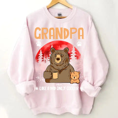 Personalisierte Oma wie ein Papa, nur cooler Bär, bedruckt mit Kleidung mit dem Namen des Kindes