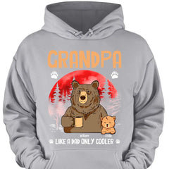 Personalisierte Oma wie ein Papa, nur cooler Bär, bedruckt mit Kleidung mit dem Namen des Kindes
