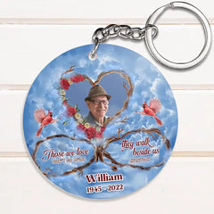 Personalisierter Acryl-Schlüsselanhänger mit Erinnerungsfoto – Geschenkidee zum Muttertag/Vatertag – Die, die wir lieben, gehen nicht weg, sie gehen jeden Tag neben uns