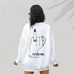 Zukünftiger Mrs. Sweathirt mit Ringfinger – Personalisiertes Verlobungs-Sweatshirt – Verlobungsgeschenk – Zukünftiger Mrs.Name Sweathirt – Ringhandpullover