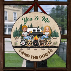 Personalisiertes Camping-Holzschild – Bis zu 5 Hunde – Geschenkidee für Paare/Camping-Enthusiasten/Hundeliebhaber – Sie und ich und Hunde