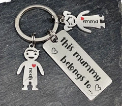Diese Mama, Mami oder Mama gehört zu... Rechteckiger, polierter, personalisierter Schlüsselanhänger, Muttertagsgeschenk, geätzter Laser-Schlüsselanhänger