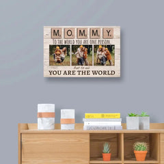 Foto-Leinwanddruck „Mommy To The World You Are One Person But To Us You Are The World“.