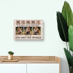 Foto-Leinwanddruck „Mommy To The World You Are One Person But To Us You Are The World“.