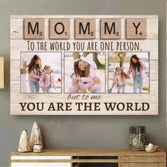 Foto-Leinwanddruck „Mommy To The World You Are One Person But To Us You Are The World“.
