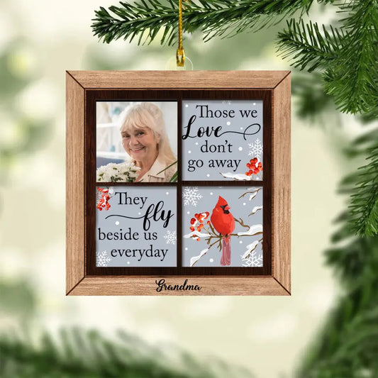 Die, die wir lieben, gehen nicht weg, sie gehen jeden Tag neben uns – personalisiertes, individuelles Holzornament – Erinnerungsgeschenk für Familienmitglieder