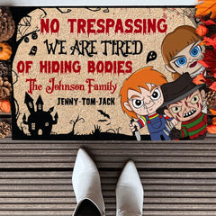 Personalisierte Familien-Fußmatte „No Trespassing We're Tired Of Hiding Bodies“.