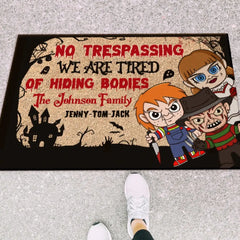 Personalisierte Familien-Fußmatte „No Trespassing We're Tired Of Hiding Bodies“.