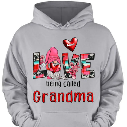 Personalisierter Wichtel mit Kleidung im Aufdruck „Geliebte Oma“.
