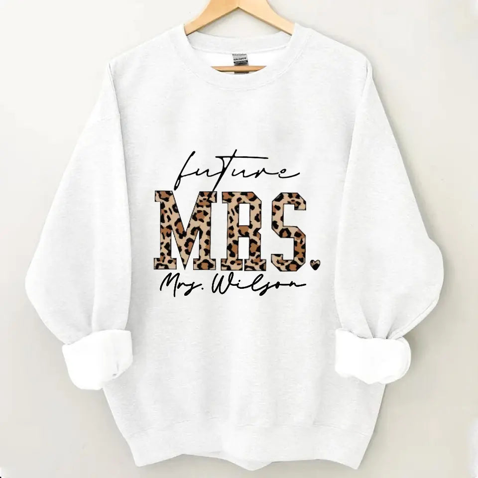 Leopard Future Mrs, Sweatshirt für die neue Braut, süße Verlobungshemden, bald eine Frau sein, individuelles zukünftiges Mrs.-Shirt, individuelles Nachnamen-Shirt