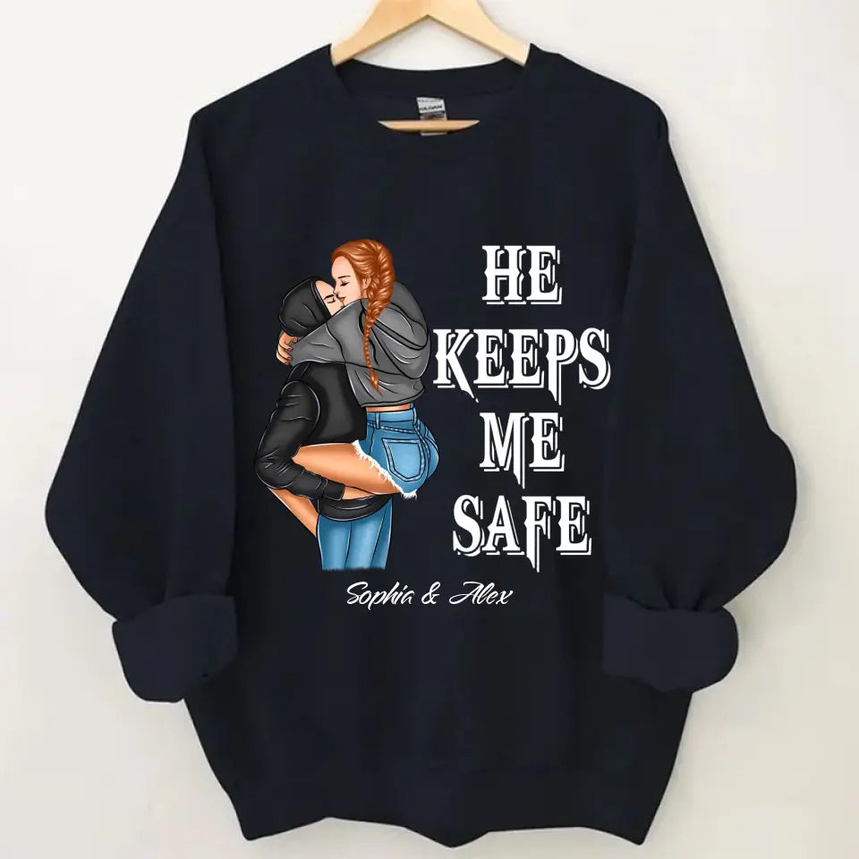 Personalisierte Paargeschenke „She Keep Me Wild He Keep Me Safe“-Kleidung