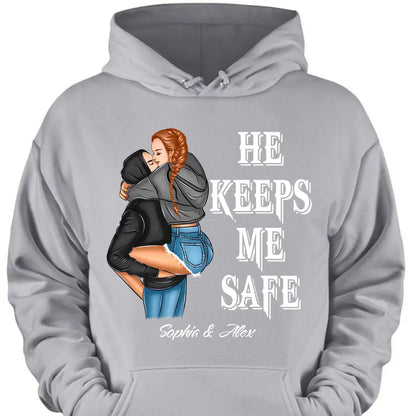 Personalisierte Paargeschenke „She Keep Me Wild He Keep Me Safe“-Kleidung