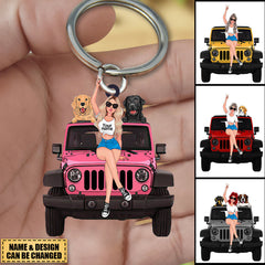 Personalisierter Schlüsselanhänger „Ein Mädchen mit Geländewagen und Hund“ als Geschenk für Reisemädchen