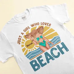 Nur ein Mädchen, das Strand liebt – personalisiertes Shirt – Sommer-Geburtstagsgeschenk für Mädchen, beste Freunde, Mütter, Töchter, Schwestern