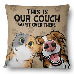 „This Is Our Couch Go Sit Over There“ – Heimdekoration, Geburtstag, Einweihungsgeschenk für Hundeliebhaber und Katzenliebhaber – personalisiertes individuelles Kissen