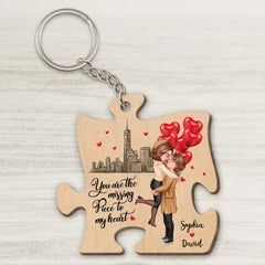 „The Missing Piece To My Heart“-Puppenpaar, das sich umarmt und küsst, Geschenk für Ihn, für Sie, personalisierter Schlüsselanhänger aus Holz