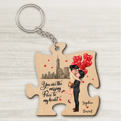 „The Missing Piece To My Heart“-Puppenpaar, das sich umarmt und küsst, Geschenk für Ihn, für Sie, personalisierter Schlüsselanhänger aus Holz