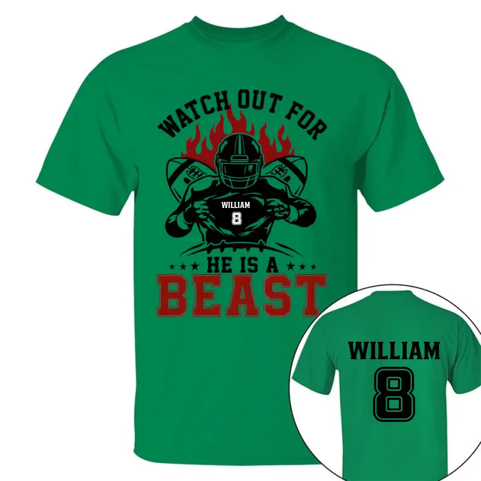 Achten Sie auf das personalisierte Fußballtrikot „He's A Beast“.