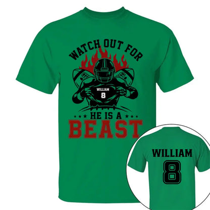 Achten Sie auf das personalisierte Fußballtrikot „He's A Beast“.
