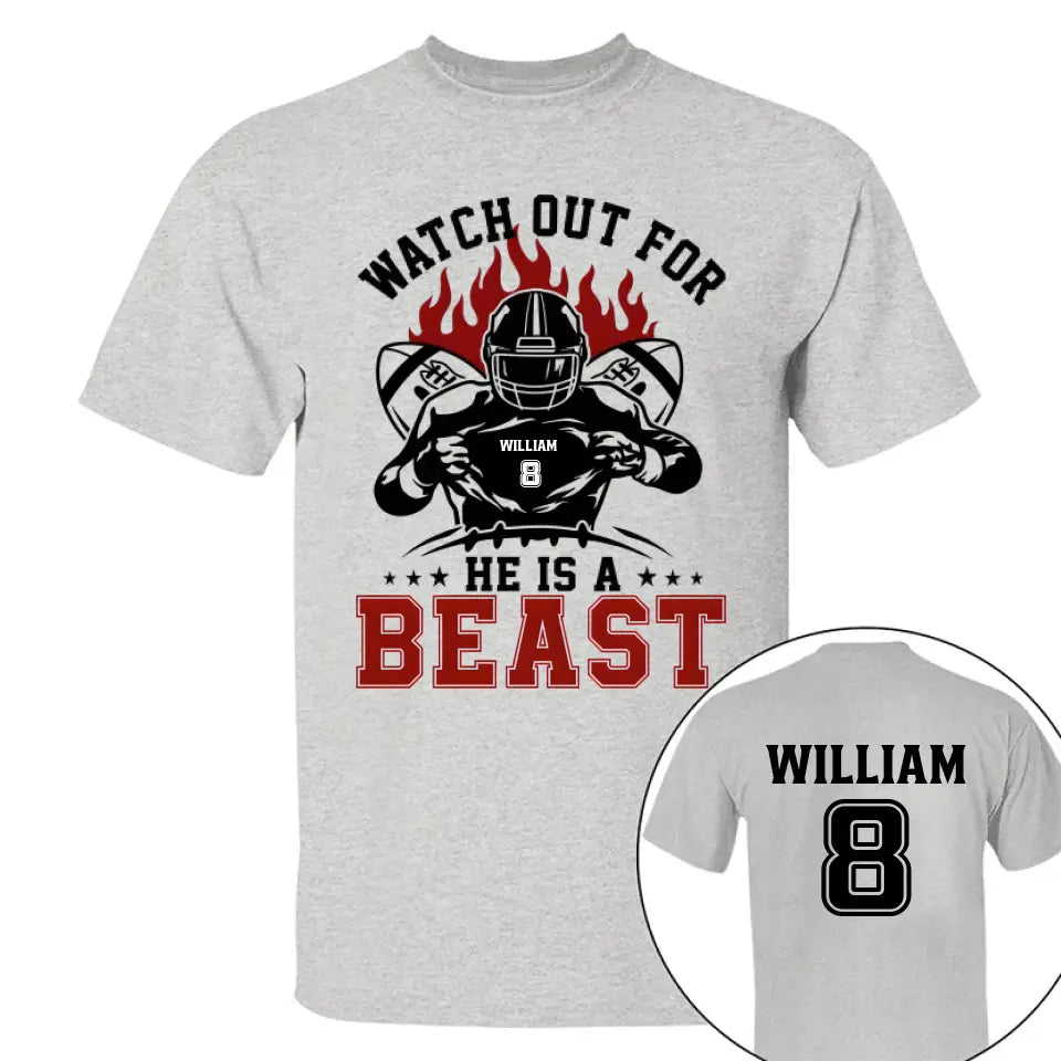 Achten Sie auf das personalisierte Fußballtrikot „He's A Beast“.
