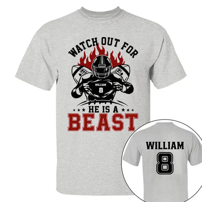 Achten Sie auf das personalisierte Fußballtrikot „He's A Beast“.