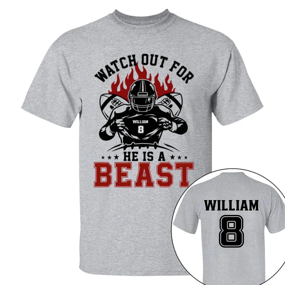 Achten Sie auf das personalisierte Fußballtrikot „He's A Beast“.