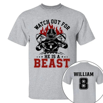 Achten Sie auf das personalisierte Fußballtrikot „He's A Beast“.